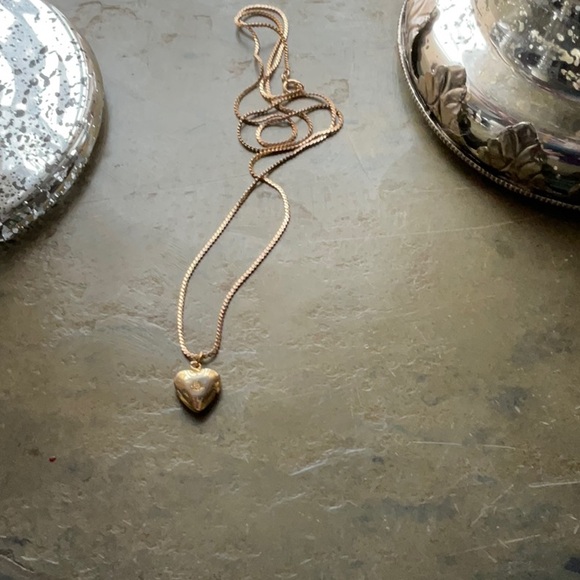 Pretty gold filled heart locket on chain. - Picture 5 of 8